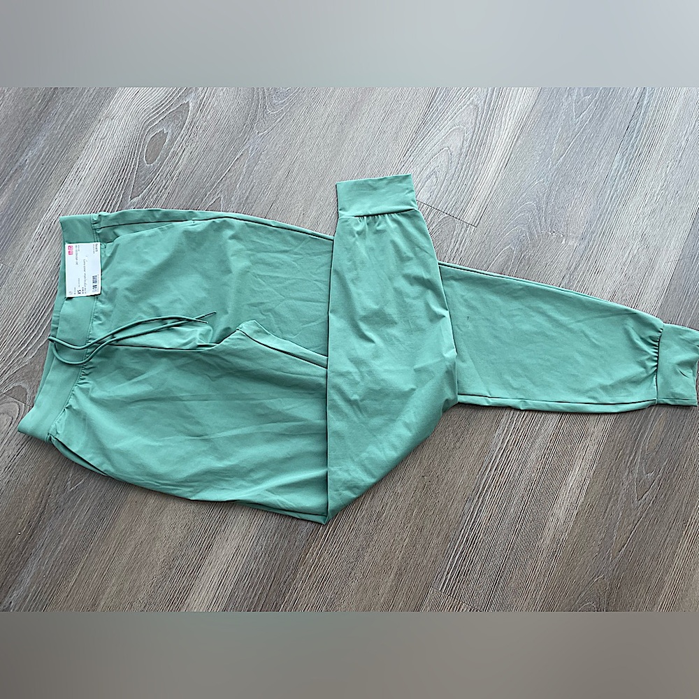 Uniqlo Airism jogger pants - NWT XS Sold Out Color